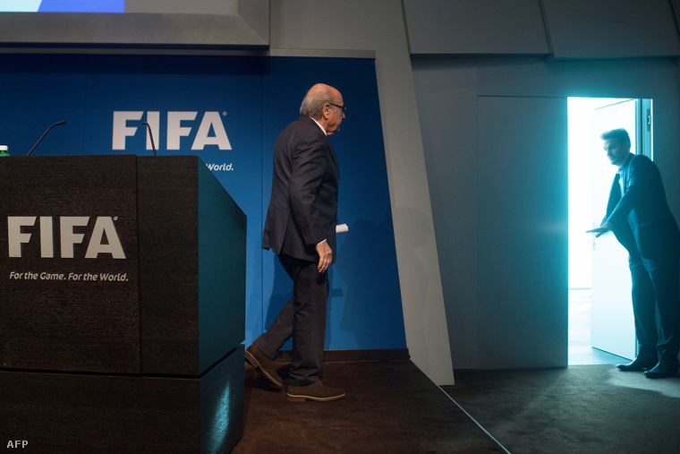 Blatternek muatja az ajtót egy biztonsági ember, miután bejelentette lemondását június 2-án.