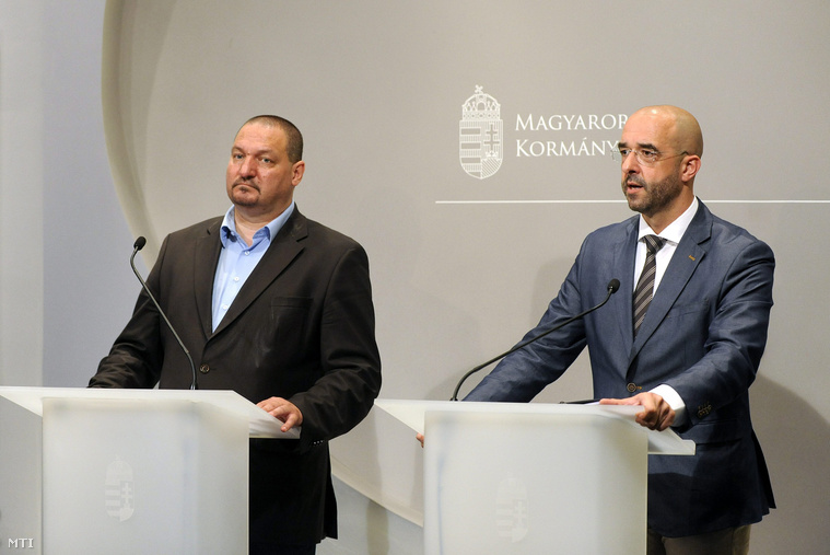 Németh Szilárd a Fidesz országgyűlési képviselője és Kovács Zoltán kormányszóvivő sajtótájékoztatót tart a rezsicsökkentésről a Miniszterelnökség épületében 2015. június 15-én.