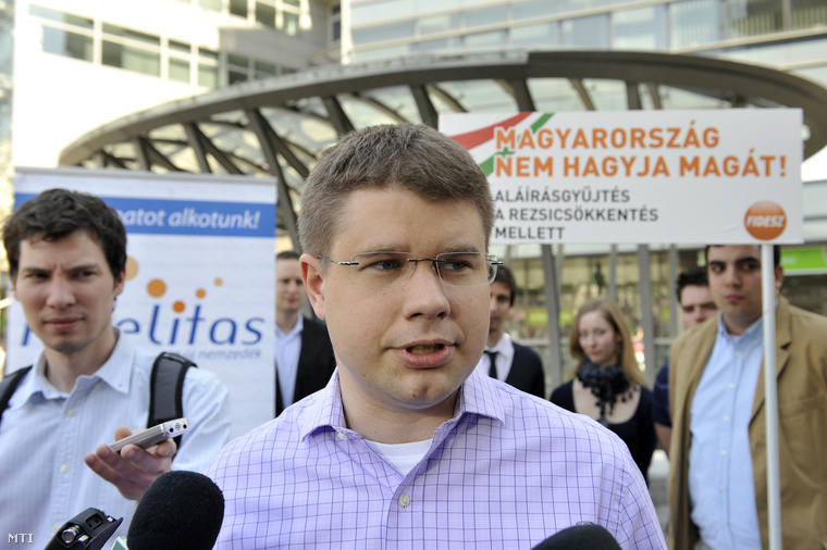Ágh Péter, a Fidelitas elnöke sajtótájékoztatót tart a rezsicsökkentésről szóló aláírásgyűjtéssel kapcsolatban a budapesti Kálvin téren 2013. április 18-án.