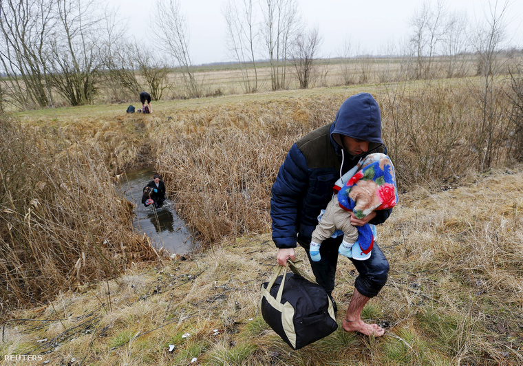 Koszovói férfi kel át a gyermekével a zöldhatáron Szerbiából Magyarországra. (2015. február)