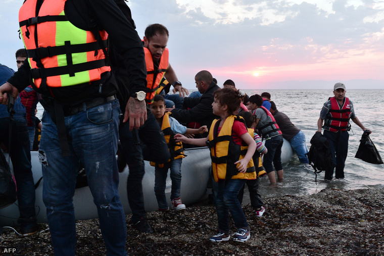 Menekültek szállnak partra a görögországi Lezbosz-szigetnél, 2015. június 18-án.