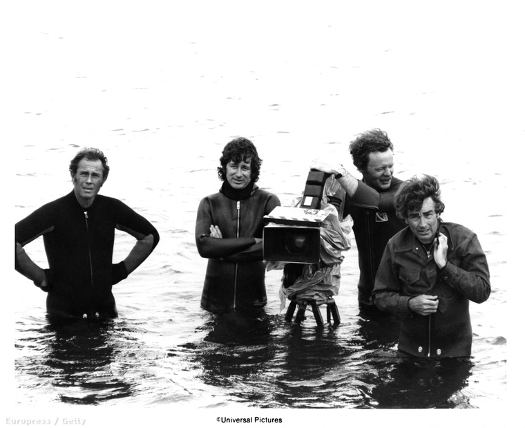 Elátkozott tengerparti forgatás, középen a búvárruhás Spielberggel