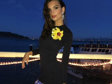 Emily Ratajkowski dereka irreálisan vékony, vagy a modell csal