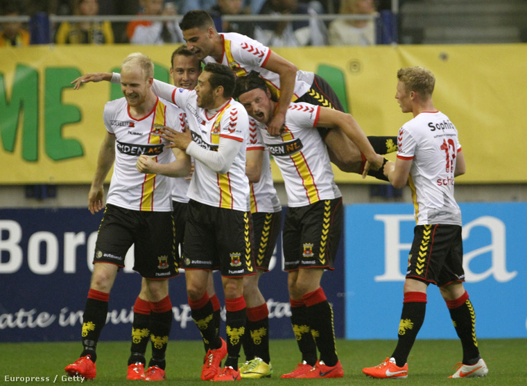 Go Ahead Eagle játékosok ünnepelnek a Vitesse Arnhem elleni meccsen, 2014-ben