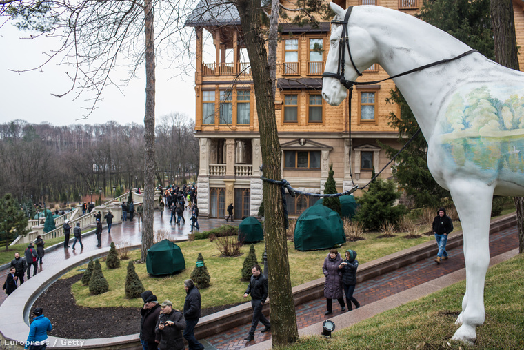 Janukovics villájának udvarán tüntetők sétálnak. Az ukrán elnök 2014. februárjában elhagyta a rezidenciát.