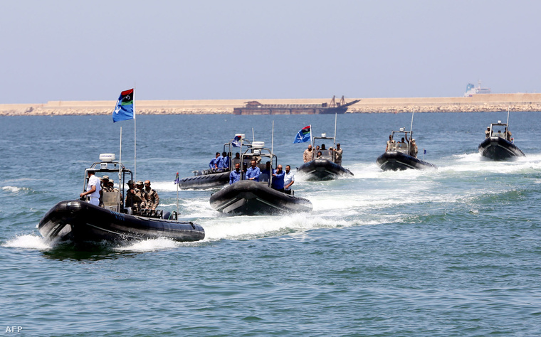 A líbiai partiőrség hajói indulnak őrjáratozni Tripoli mellett