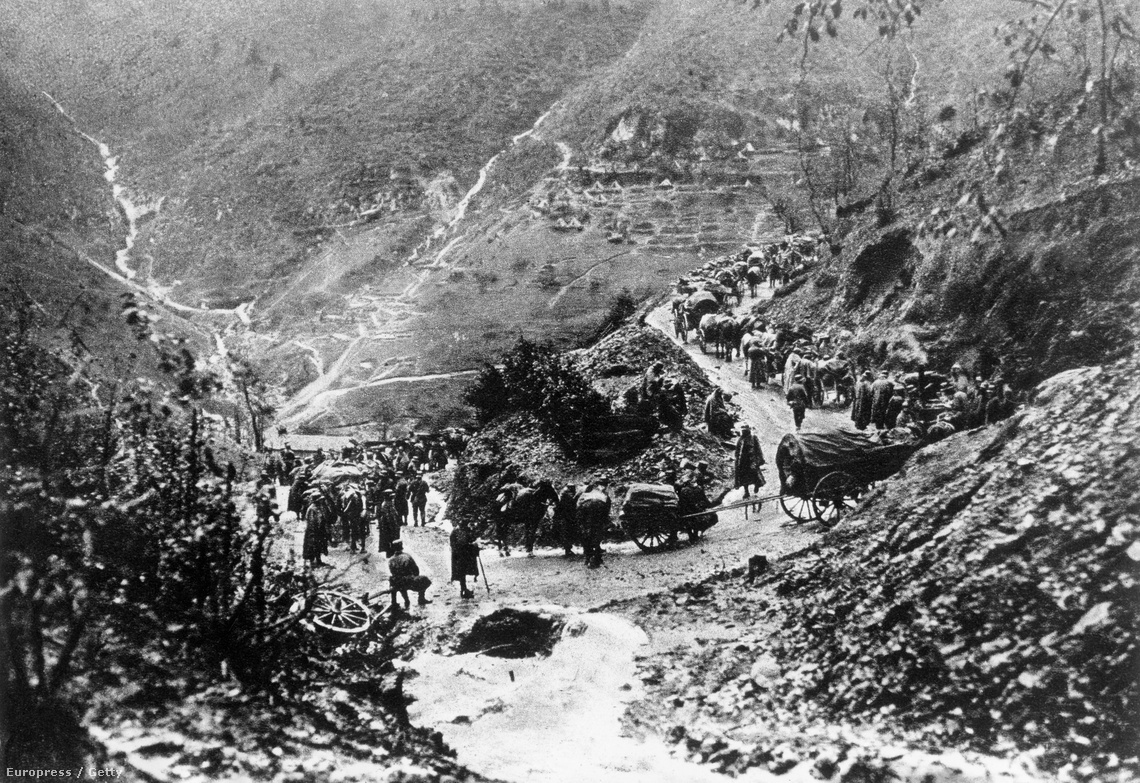 Az Osztrák-Magyar Monarchia katonái menetelnek a hegyek között Tolmein mellett.