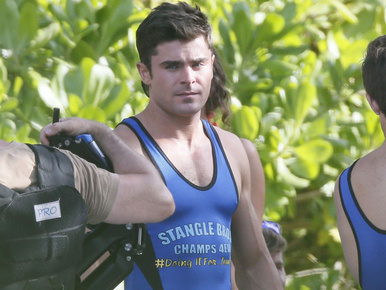 Épphogy belefér Zac Efron farka ebbe a lycra nadrágba