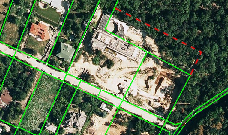 A piros vonal a kerítés hozzávetőleges helyét, a zöld az ingatlannyilvántartásban levő telekhatárokat jelöli. A képre kattintva nagyobb méretben is megnézhetők a telekhatárok. A Google Earthben megtekinthető telekkoordinátákat tartalmazó fájl (kmz) innen tölthető le. (Forrás: Budapest Főváros Kormányhivatalának Földhivatala, Google Earth)