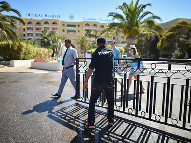 Tunézia: a hotel dolgozói élő pajzsként védték a turistákat