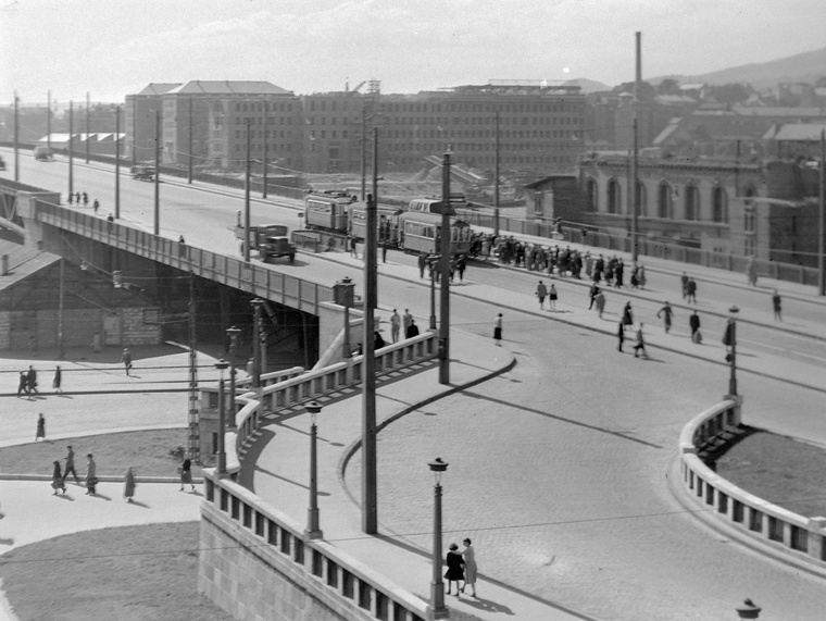 Petőfi híd pesti hídfője, mellette az Elevátor-ház romjai, 1955