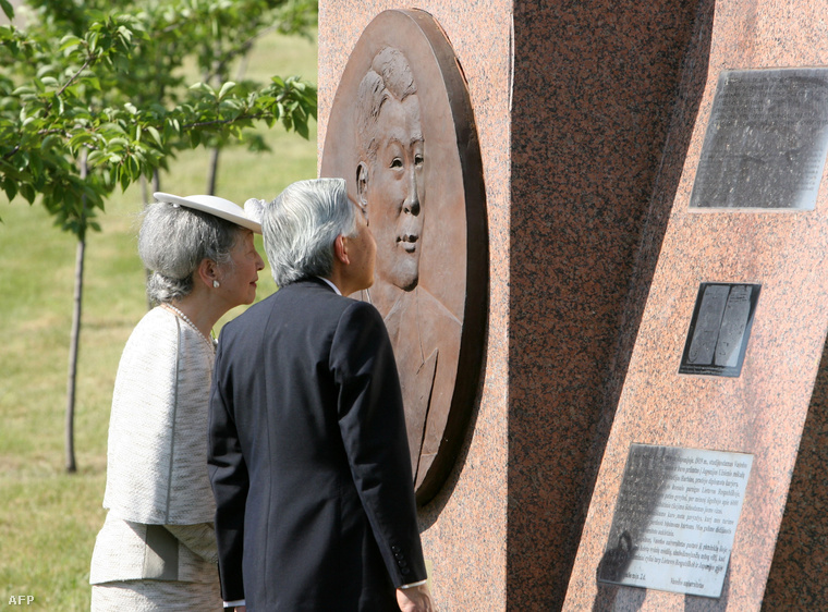 A japán császári pár Szugihara emlékművénél Vilniusban