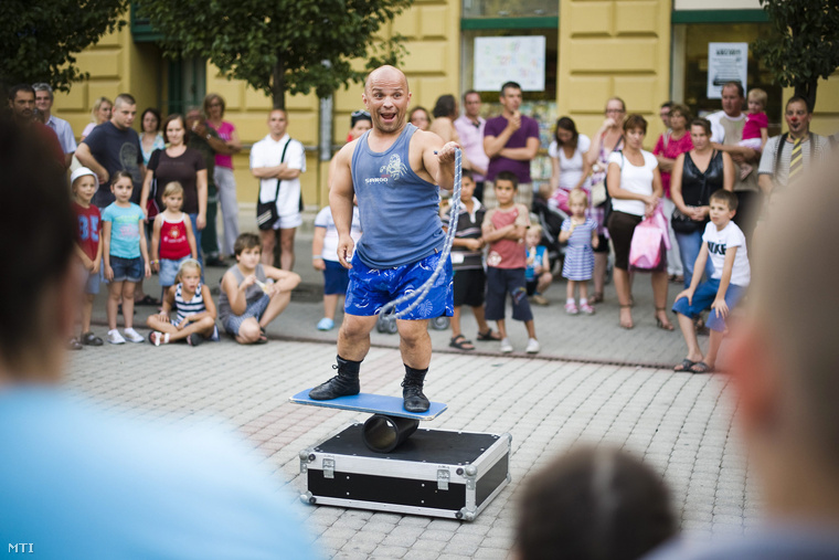 Hrisafis Gábor artista szórakoztatja a közönséget a Vidor Fesztiválon a nyíregyházi Kossuth téren