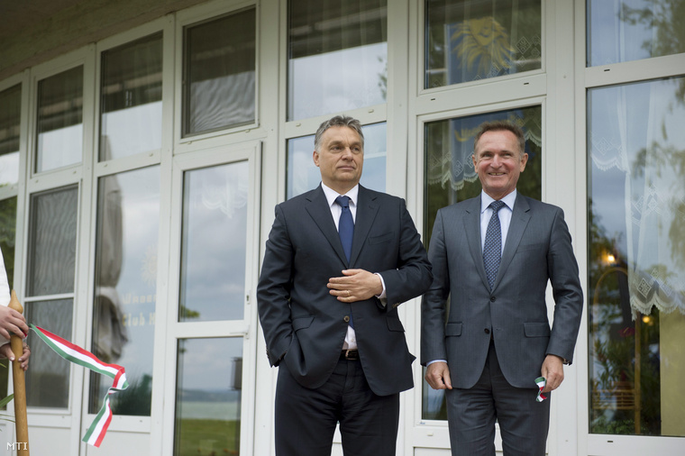 Orbán Viktor miniszterelnök (b) és Wáberer György, a Magyar Közúti Fuvarozók Egyesületének (KKFE) elnöke, a Waberer's International Zrt. elnök-vezérigazgatója a Waberer's új üzemi üdülőjének avatóünnepségén Balatonvilágoson 2015. május 28-án.
