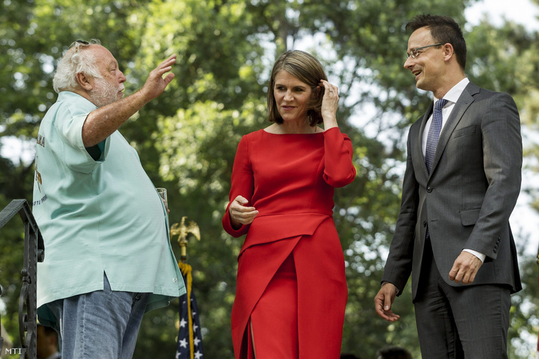 Colleen Bell az Amerikai Egyesült Államok magyarországi nagykövete (k) Szijjártó Péter külgazdasági és külügyminiszter (j) és Andy Vajna a magyar filmipar megújításáért felelős kormánybiztos (b) beszélget az amerikai nemzeti ünnep a függetlenség napja 239. évfordulója tiszteletére rendezett fogadáson a budapesti amerikai nagyköveti rezidencián