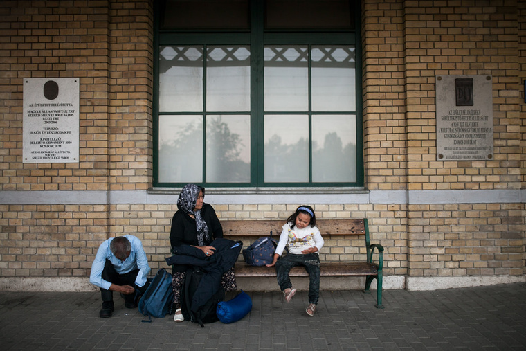 Egy afgán család az utolsó vonatra vár.