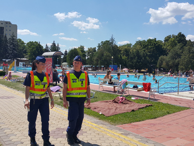 Szuperszép rendőrnő vigyáz a strandolókra Egerben
