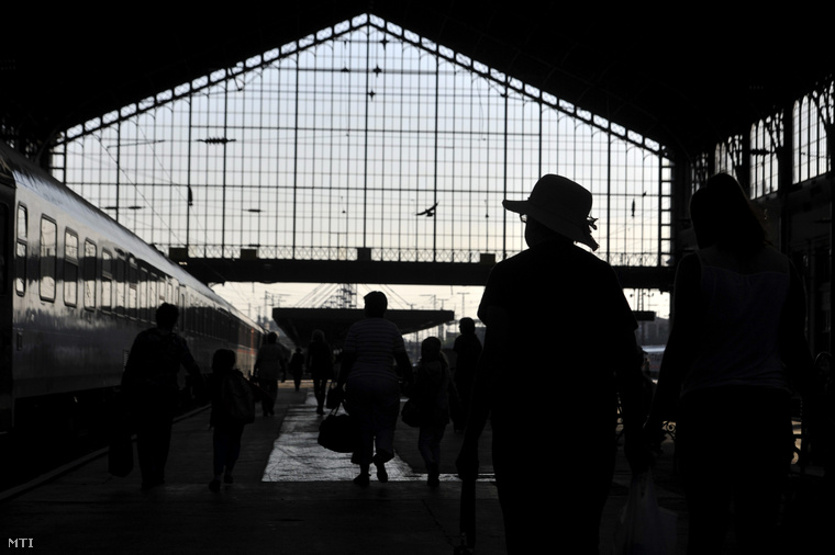 Utasok a felújított Nyugati pályaudvaron ahol üzemkezdettől ismét megindult a menetrend szerinti forgalom 2015. július 6-án.