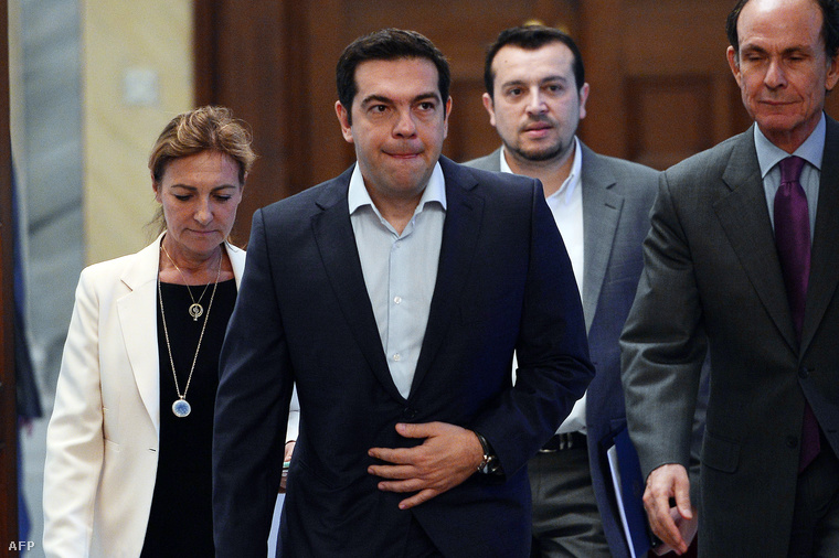 Alekszisz Ciprasz görög miniszterelnök érkezik az athéni elnöki palotába, 2015. július 6-án.