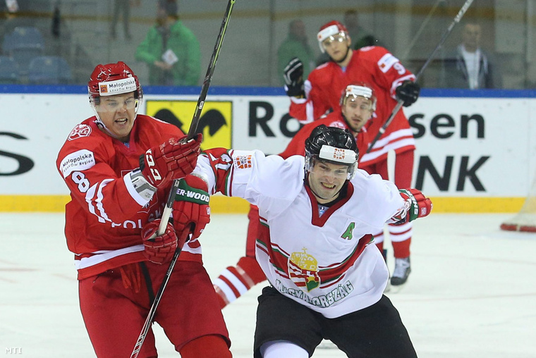 Vas János és a lengyel  Aron Chmielewski a krakkói jégkorong divízió I/A világbajnokság zárómérkőzésén 2015. április 25-én.