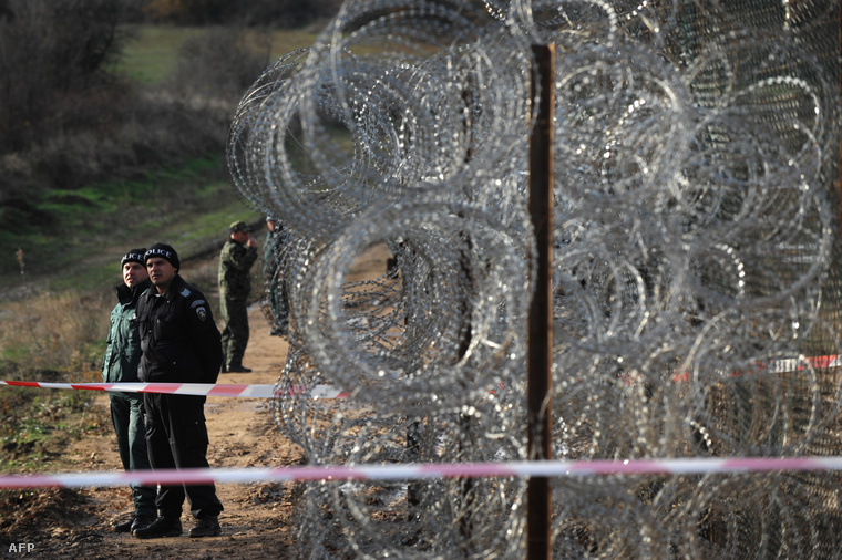 Határőrök a bolgár-török határnál épülő kerítés mellett, Golyam Dervent település közelében.