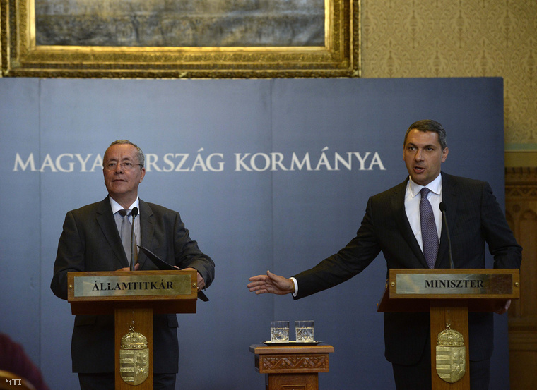 Lázár János a Miniszterelnökséget vezető miniszter (j) és Bakondi György a miniszterelnök belbiztonsági tanácsadója.