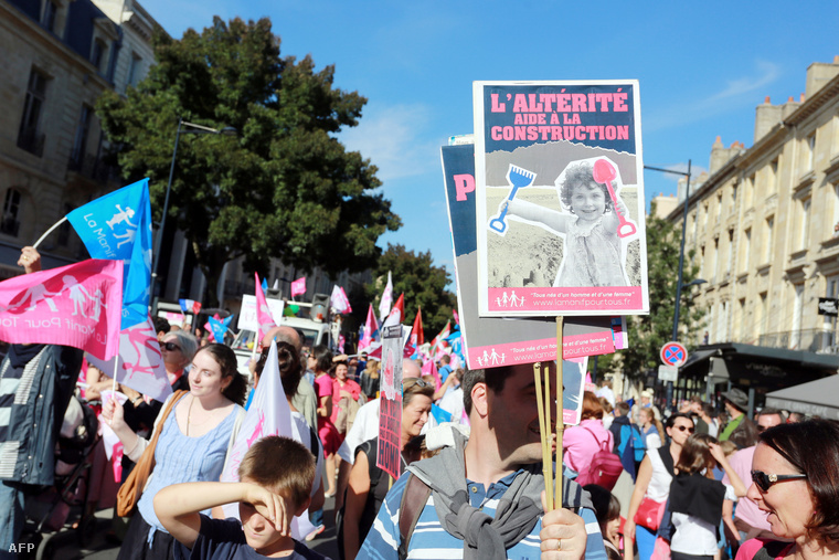 Melegházasság ellen tüntetők Párizsban