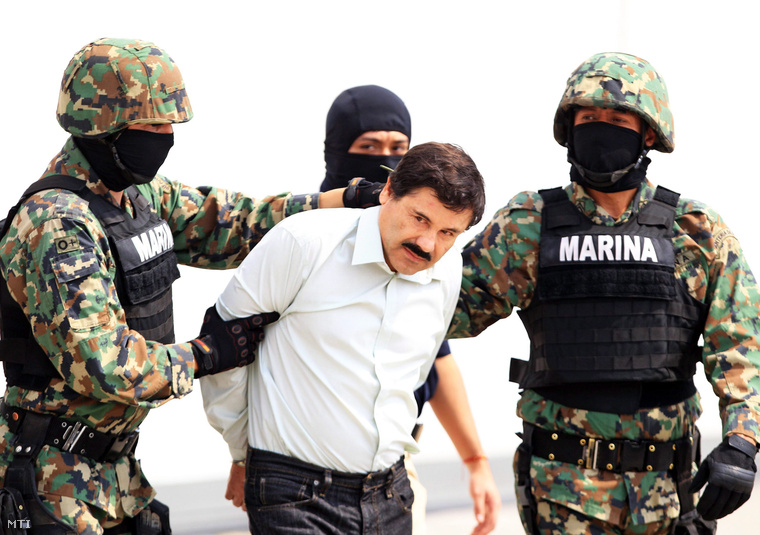 A 2014. február 22-i képen Joaquin "El Chapo" Guzmánt, a hírhedt Sinaloa-drogkartell fejét kísérik tengerészgyalogosok Mexikóvárosban.