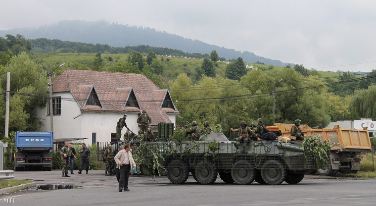 Ukrán páncélozott harci járművek a Munkács melletti Lavkiban 2015. július 13-án.