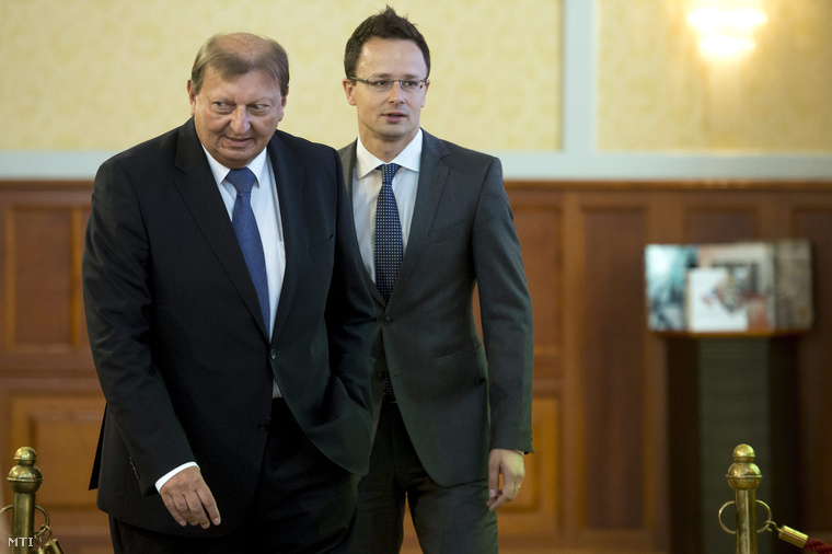 Szijjártó Péter külgazdasági és külügyminiszter (j) és Jancsó Péter a Graboplast Zrt. elnök-vezérigazgatója érkezik a Graboplast állami támogatásáról tartott sajtótájékoztatóra a Külügyminisztériumban 2015. július 17-én.