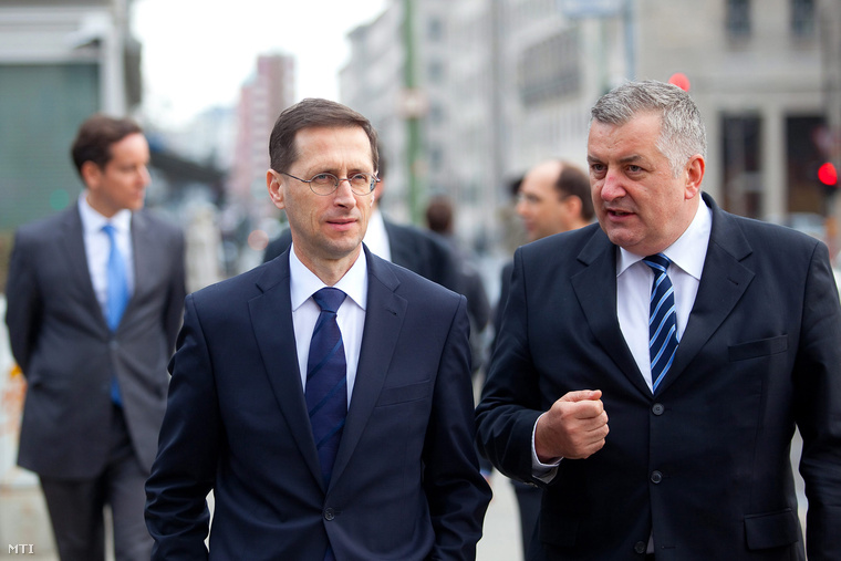 A németországi látogatáson tartózkodó Varga Mihály nemzetgazdasági miniszter Berlinben 2013. április 11-én. Mellette Czukor József Magyarország berlini nagykövete.
