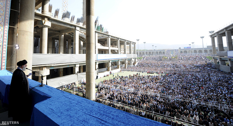 Ali Hoszajni Hámenei, Irán legfelsőbb vezetője istentiszteletet tart a teheráni főmecsetben Eid al-Fitr, a ramadán utolsó napját jelölő ünnepen