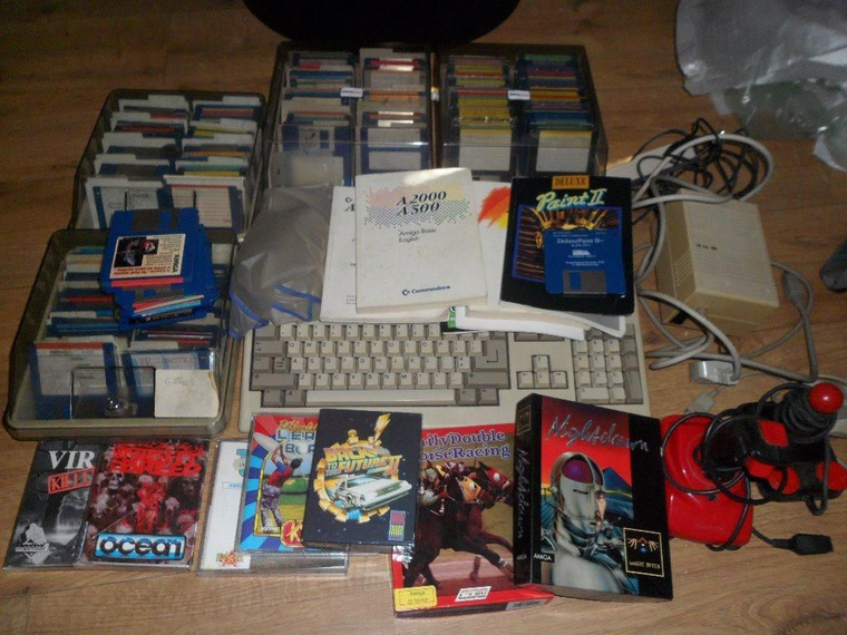 Amiga 500 játékokkal, joystickekkel és egyéb kiegészítőkkel, mindössze £156