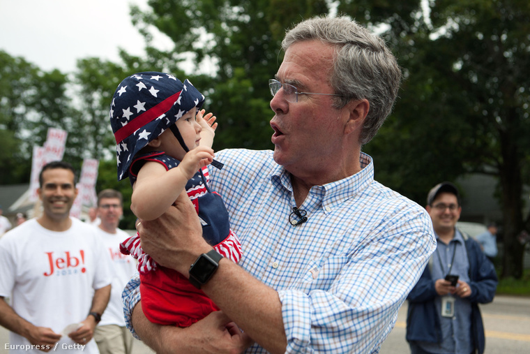Jeb Bush a New Hampshire-i Merrimack városban kampányol július 4-én