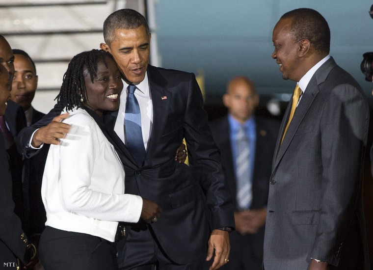 Barack Obama amerikai elnök a féltestvérével, Auma Obamával és Uhuru Kenyatta kenyai elnökkel áll a nairobi Jomo Kenyatta Nemzetközi Repülőtéren 2015. július 24-én.