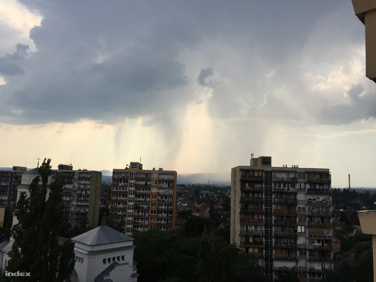 A XV. kerületbe is megérkeztek a felhők, a Hármashatár-hegyen már esik