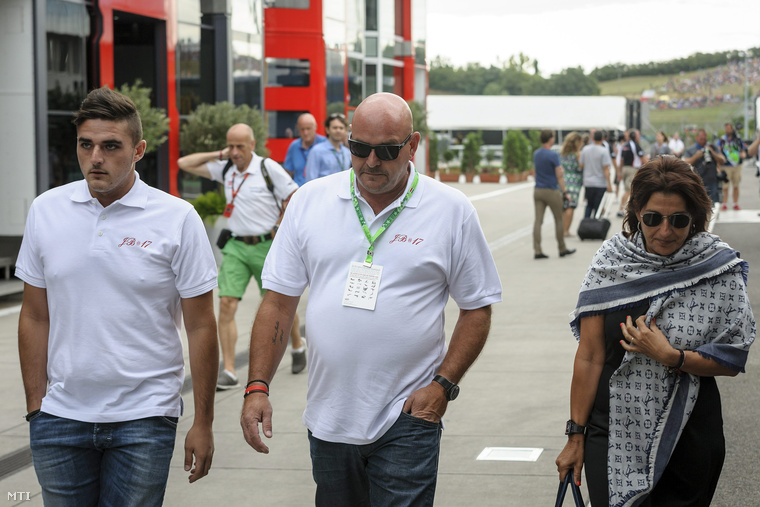 Philippe és Christine Bianchi a július 18-án elhunyt Jules Bianchi Forma-1-es pilóta szülei valamint testvére Tom Bianchi (b) a Forma-1-es autós gyorsasági világbajnokság 30. Magyar Nagydíja előtt a mogyoródi Hungaroringen 2015. július 26-án.