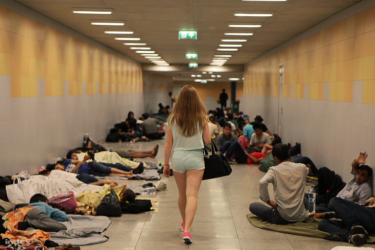 Galéria: Menekültek százai költöztek a Keletibe (15 kép)