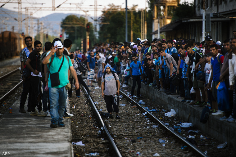 Menekültek várakoznak egy vasútállomáson, Szerbiában