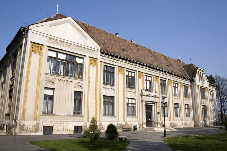 Az 1818-ban Albert Kázmér herceg álltal alapított Gazdasági Magánintézet mely ma a Nyugat-Magyarországi Egyetem Mezőgazdasági és Élelmiszettudományi Karának B épülete Mosonmagyaróváron.