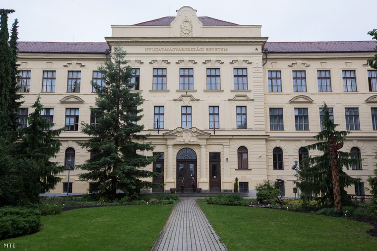A Nyugat-magyarországi Egyetem főépülete Sopronban.