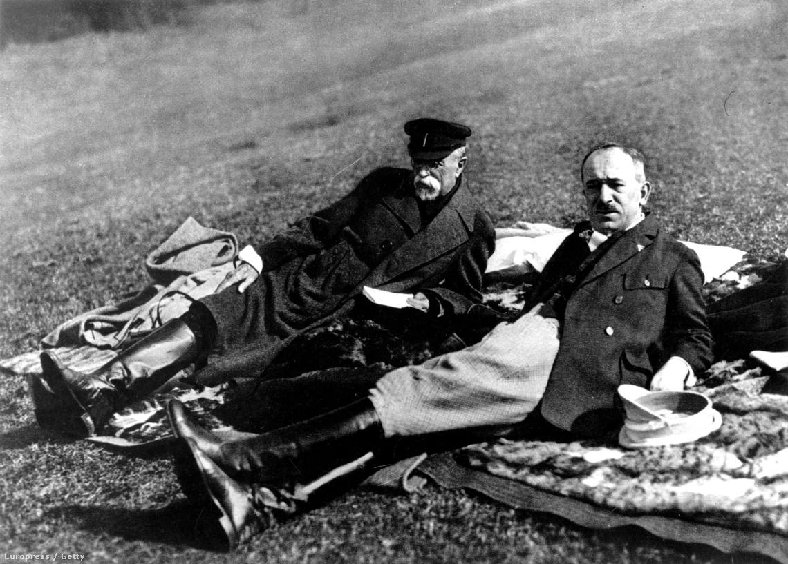 Masaryk és Benes ülnek a fűben egy szlovák kastélykertben