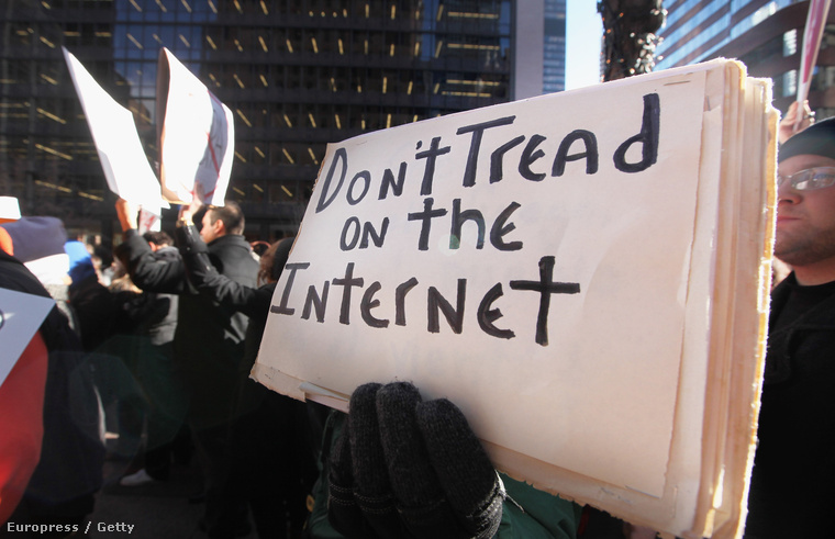 A SOPA és PIPA törvénytervezetek ellen tüntetők New Yorkban, 2012. januárjában