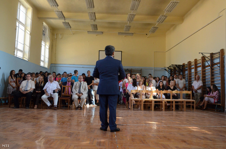 Farkas Flórián az Országos Roma Önkormányzat elnöke beszél a szolnoki Dr. Hegedűs T. András Alapítványi Szakiskola Középiskola Általános Iskola és Kollégium tanévnyitó ünnepségén 2012. szeptember 3-án.