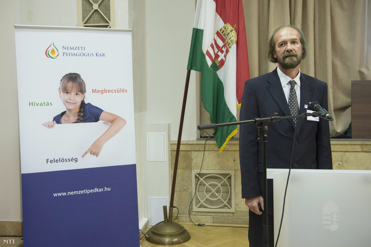 Horváth Péter a Nemzeti Pedagógus Kar megválasztott elnöke beszél az alakuló ülésen a Földművelésügyi Minisztérium Darányi-termében 2014. június 14-én.