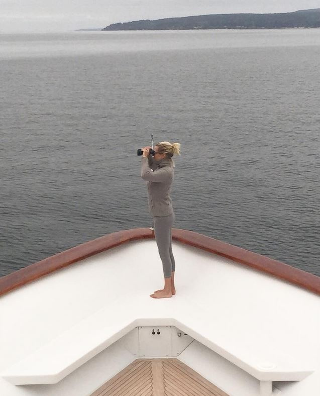 Ilyen hajón, ilyen környezetben tölti a szabadidejét.