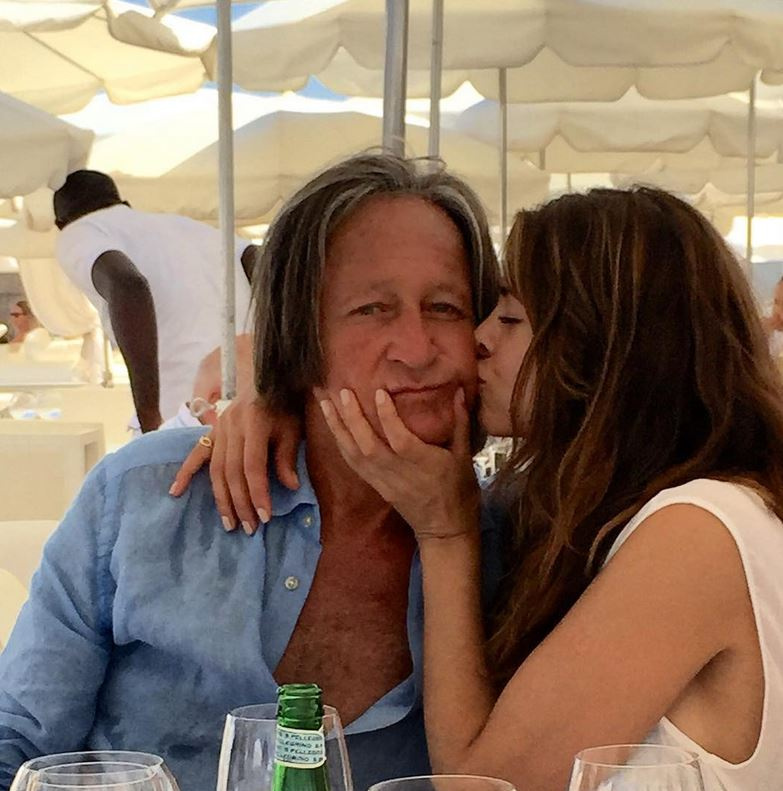 Ő itt Mohamed Hadid, az apuka