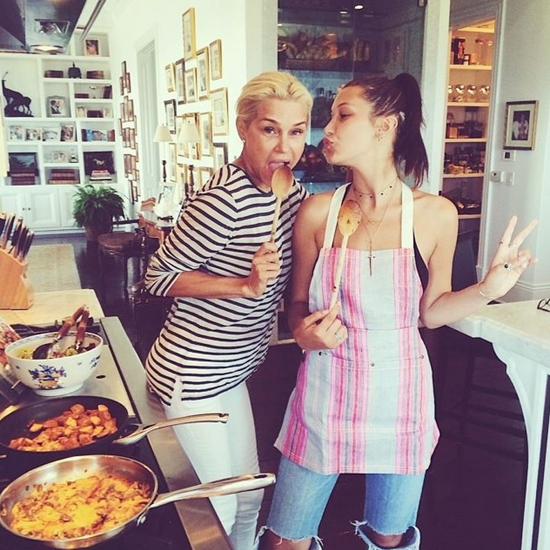 Ő pedig Gigi Hadid anyukája, Yolanda Hadid Foster, és testvére, Bella Foster.