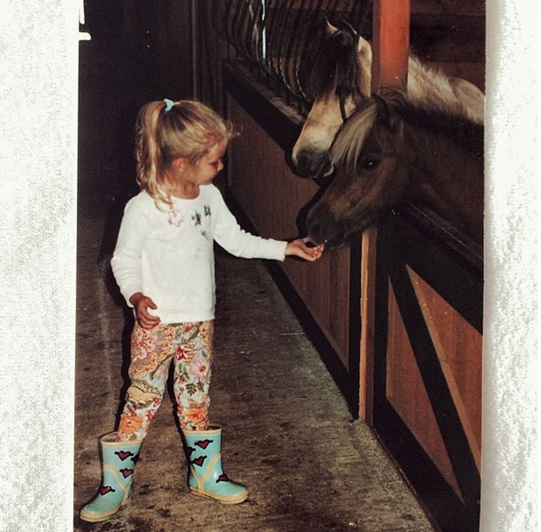 Amikor nem nyaraltak vagy síeltek, a kislányok elvoltak a lovaikkal