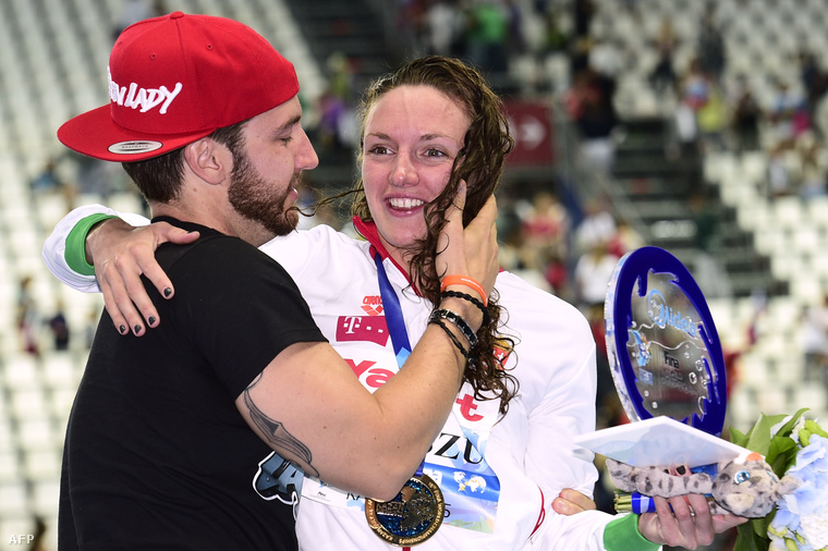 Hosszú Katinka férjével és edzőjével, Shane Tusuppal, miután világcsúccsal győzött a kazanyi úszó-, vízilabda-, műugró- és műúszó-világbajnokság női 200 méteres vegyesúszásában 2015. augusztus 3-án.
